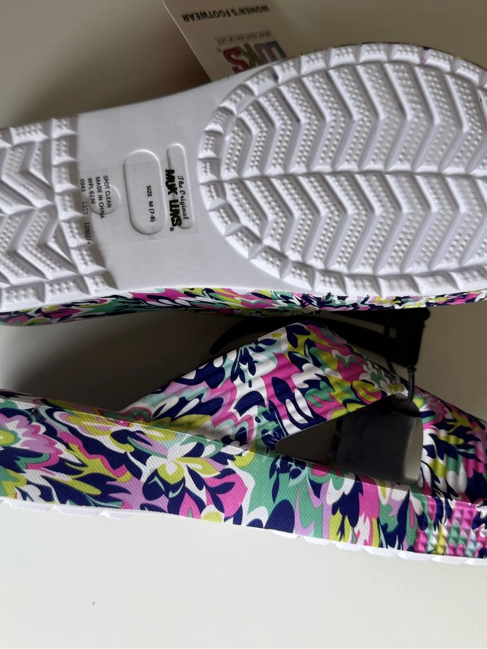New women's preppy 7-8 medium Muk Luks slides